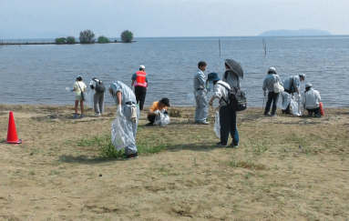 琵琶湖湖畔での地域清掃活動参加